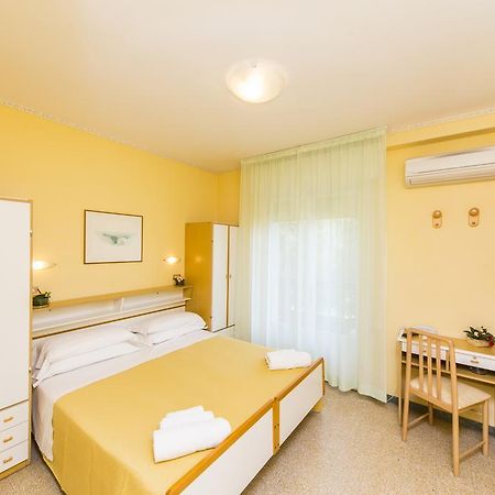 Hotel Rita Riccione Bagian luar foto