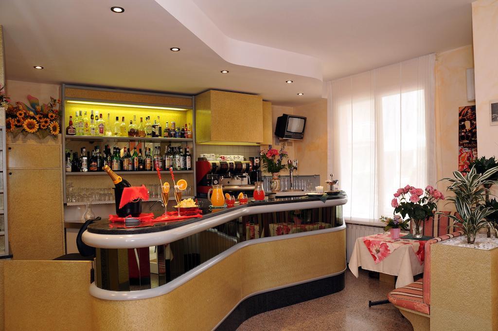 Hotel Rita Riccione Bagian luar foto